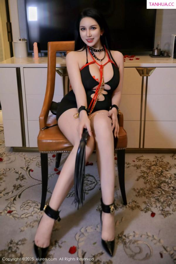 乔安娜  [XiuRen]高清写真图 2025.04.02 No.10103 乔安娜 制服诱惑第13张图片